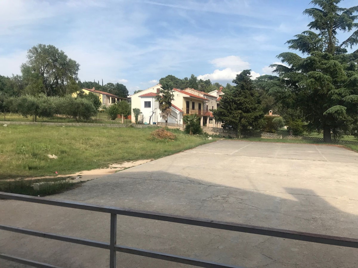 KOP-623, BADERNA vicino a Parenzo (12 km), proprietà commerciale, ca. 800 m2, appezzamento di terreno 3010 m2