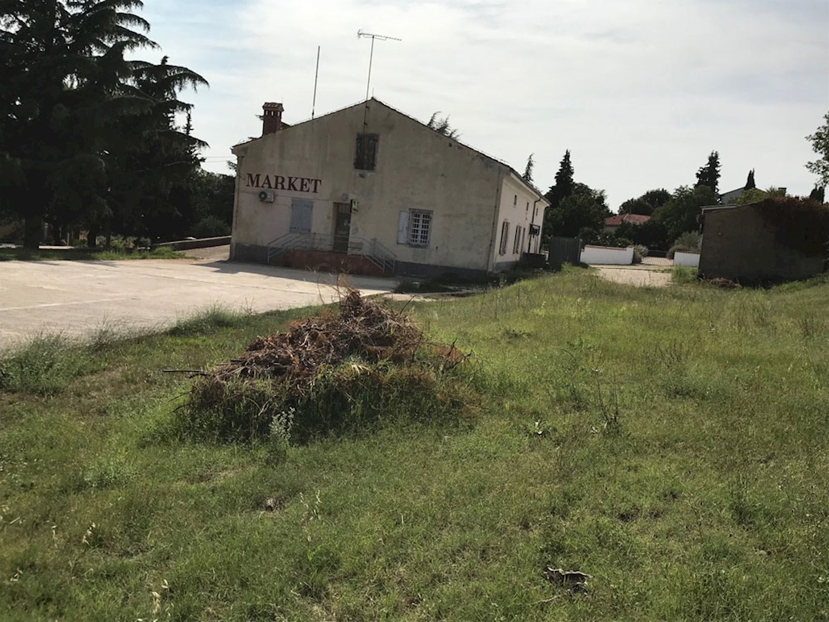 KOP-623, BADERNA vicino a Parenzo (12 km), proprietà commerciale, ca. 800 m2, appezzamento di terreno 3010 m2