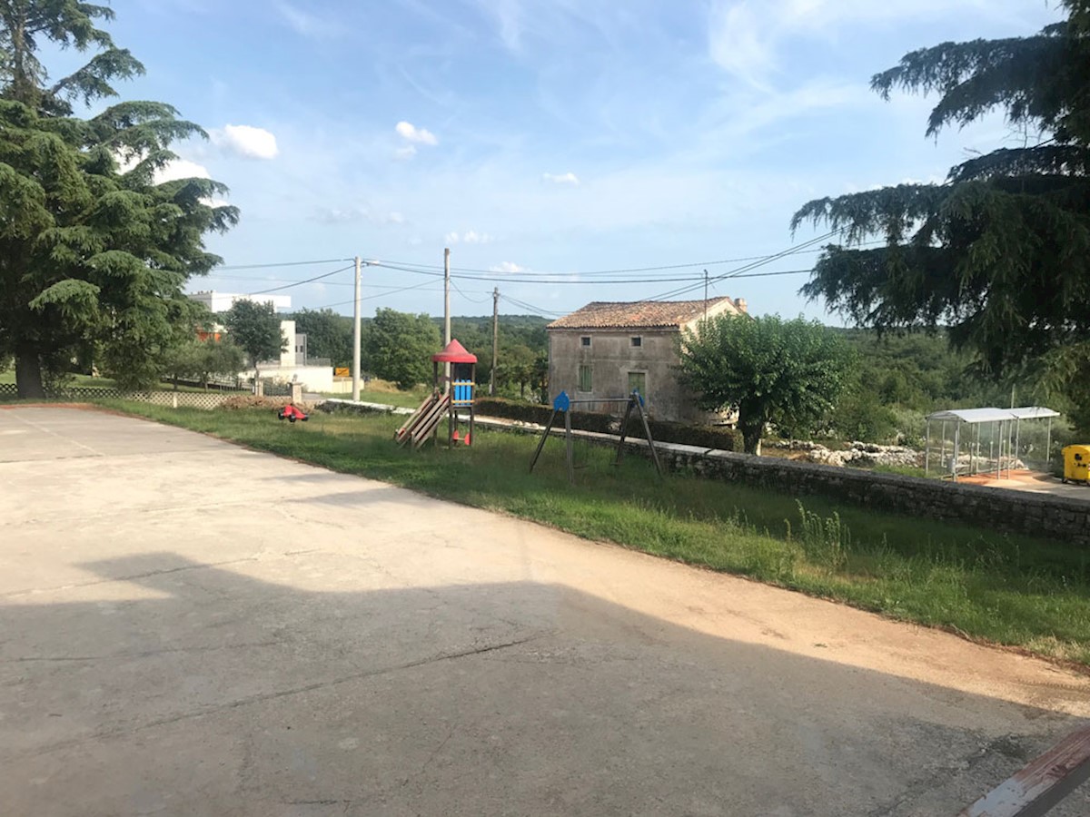 KOP-623, BADERNA vicino a Parenzo (12 km), proprietà commerciale, ca. 800 m2, appezzamento di terreno 3010 m2