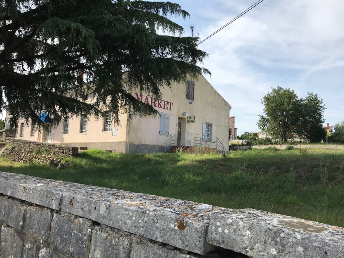 KOP-623, BADERNA vicino a Parenzo (12 km), proprietà commerciale, ca. 800 m2, appezzamento di terreno 3010 m2