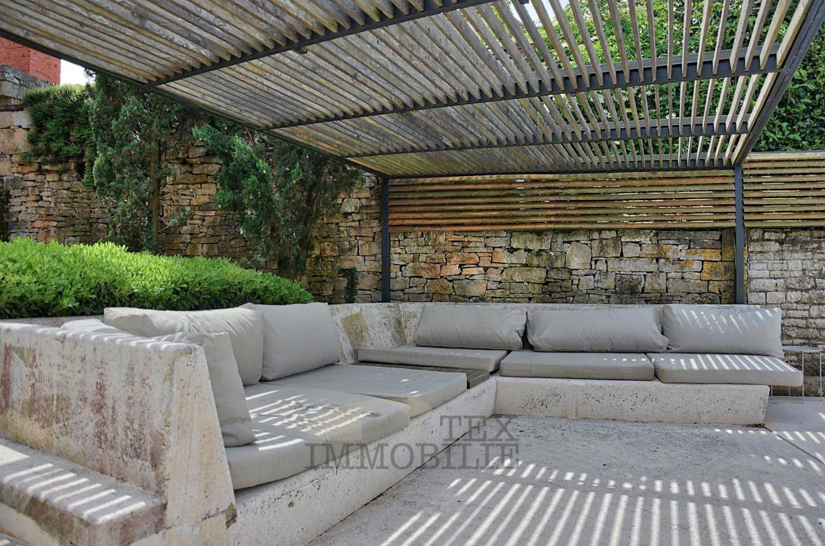 In una zona tranquilla a 20 km da Parenzo è in vendita una bella casa in pietra ristrutturata con piscina