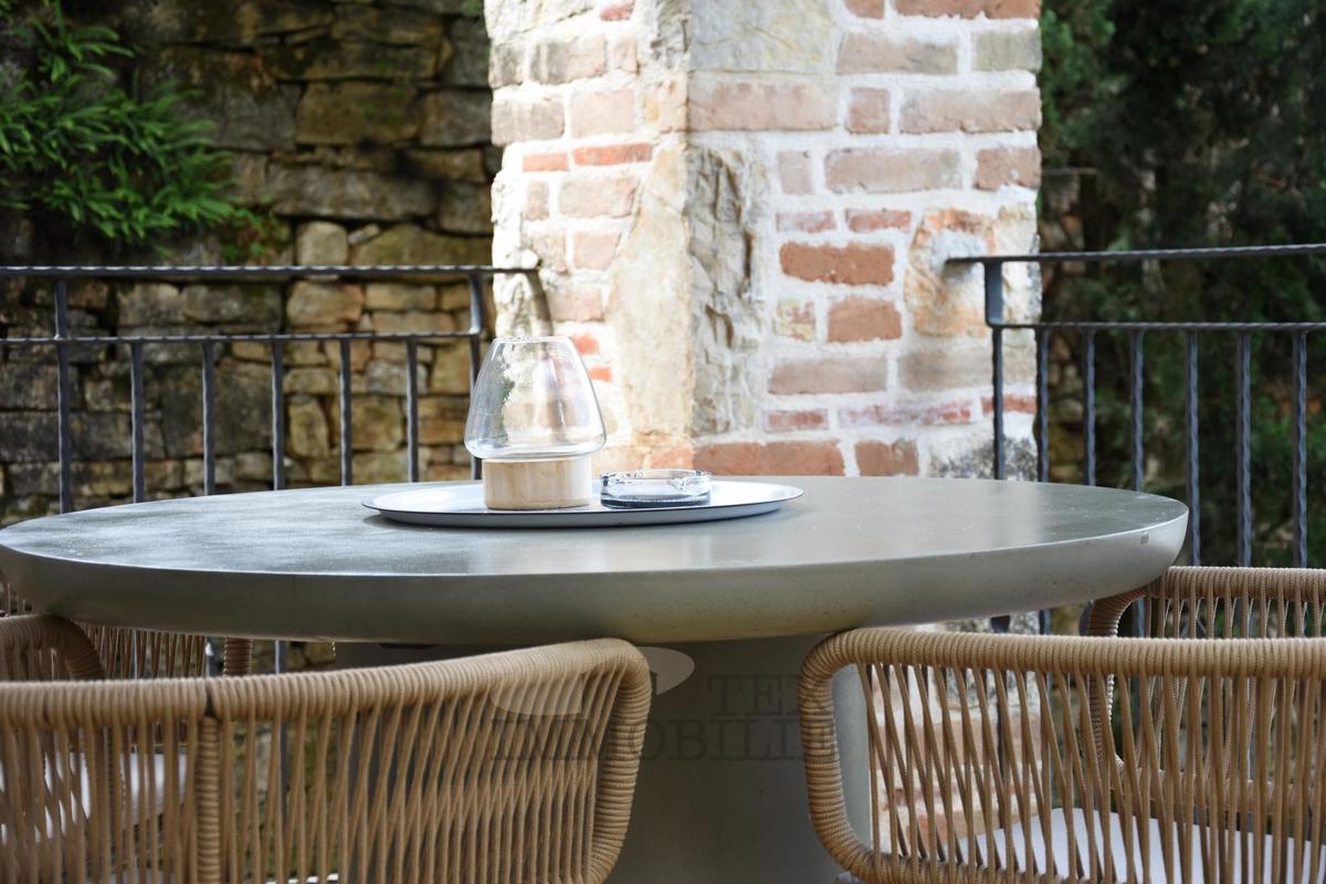 In una zona tranquilla a 20 km da Parenzo è in vendita una bella casa in pietra ristrutturata con piscina