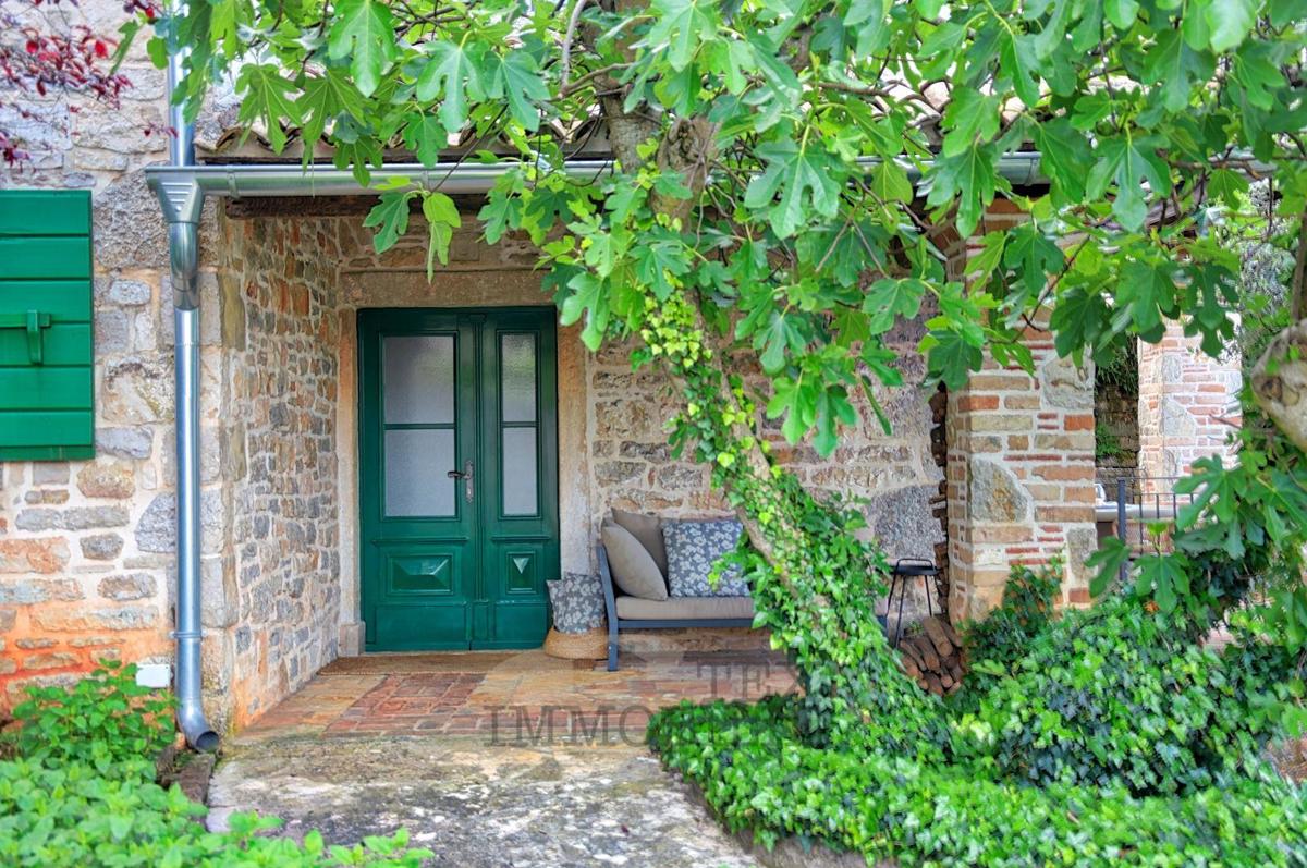 In una zona tranquilla a 20 km da Parenzo è in vendita una bella casa in pietra ristrutturata con piscina