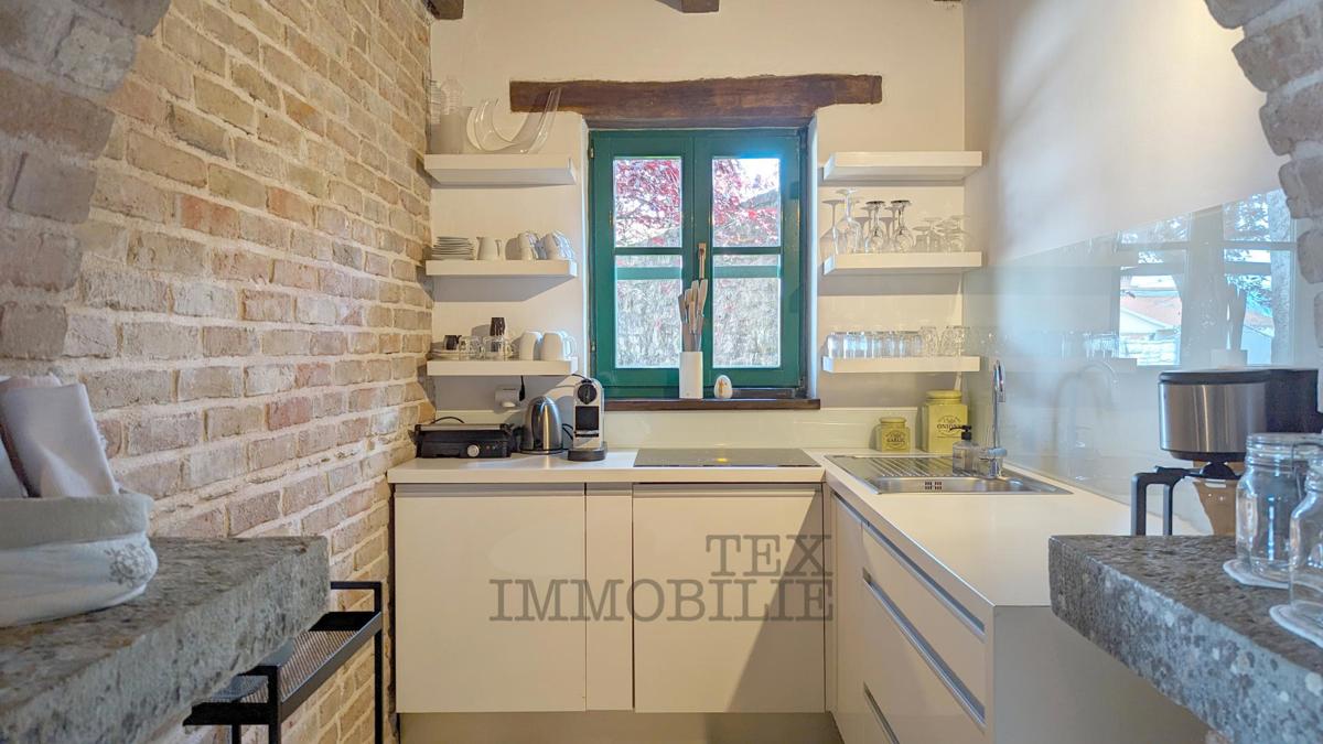 In una zona tranquilla a 20 km da Parenzo è in vendita una bella casa in pietra ristrutturata con piscina