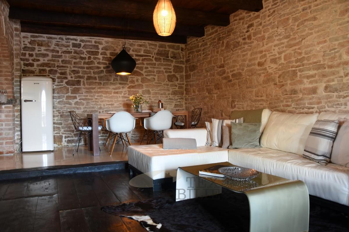 In una zona tranquilla a 20 km da Parenzo è in vendita una bella casa in pietra ristrutturata con piscina