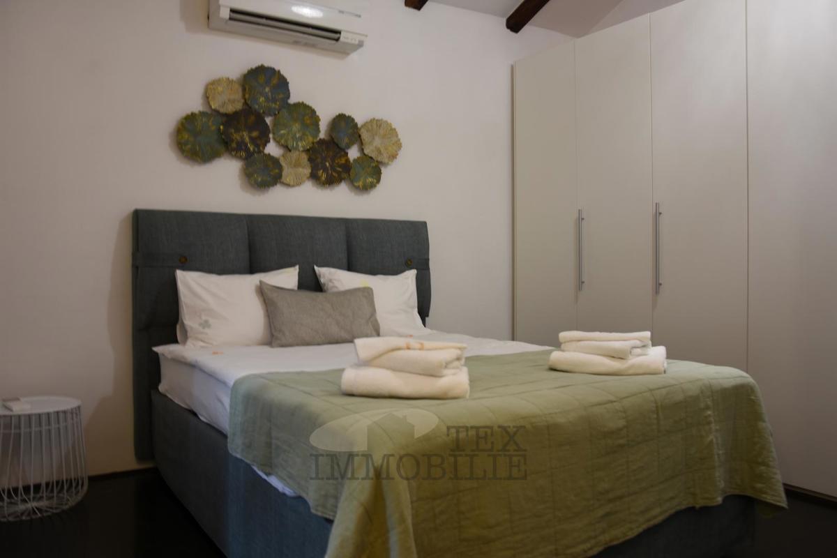 In una zona tranquilla a 20 km da Parenzo è in vendita una bella casa in pietra ristrutturata con piscina