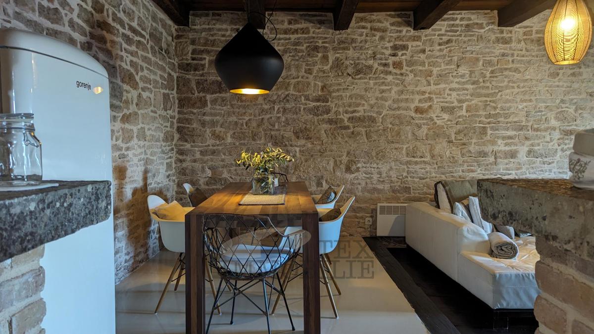 In una zona tranquilla a 20 km da Parenzo è in vendita una bella casa in pietra ristrutturata con piscina