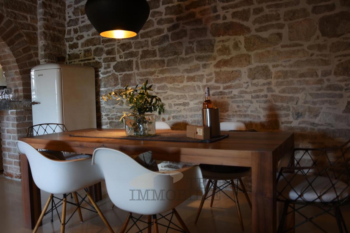 In una zona tranquilla a 20 km da Parenzo è in vendita una bella casa in pietra ristrutturata con piscina