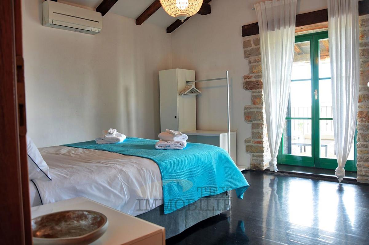 In una zona tranquilla a 20 km da Parenzo è in vendita una bella casa in pietra ristrutturata con piscina