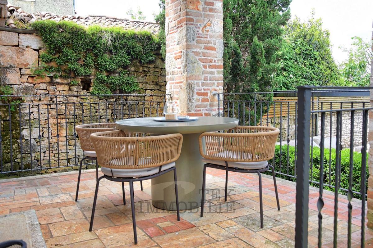 In una zona tranquilla a 20 km da Parenzo è in vendita una bella casa in pietra ristrutturata con piscina