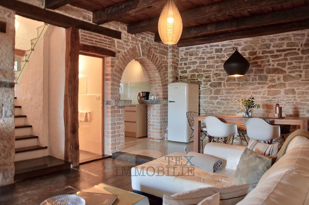 In una zona tranquilla a 20 km da Parenzo è in vendita una bella casa in pietra ristrutturata con piscina