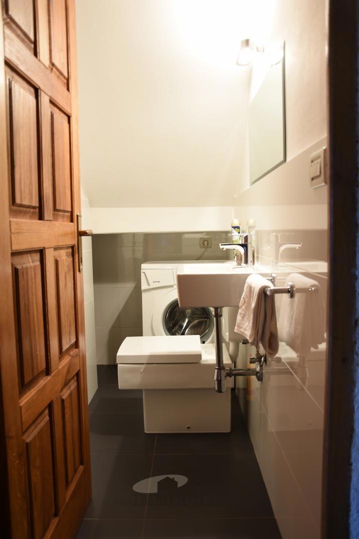 In una zona tranquilla a 20 km da Parenzo è in vendita una bella casa in pietra ristrutturata con piscina