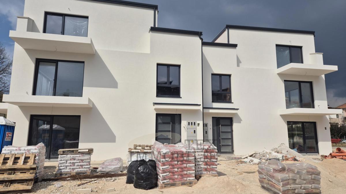 Dintorni di Parenzo, appartamento con tre camere da letto a 1 km dal mare