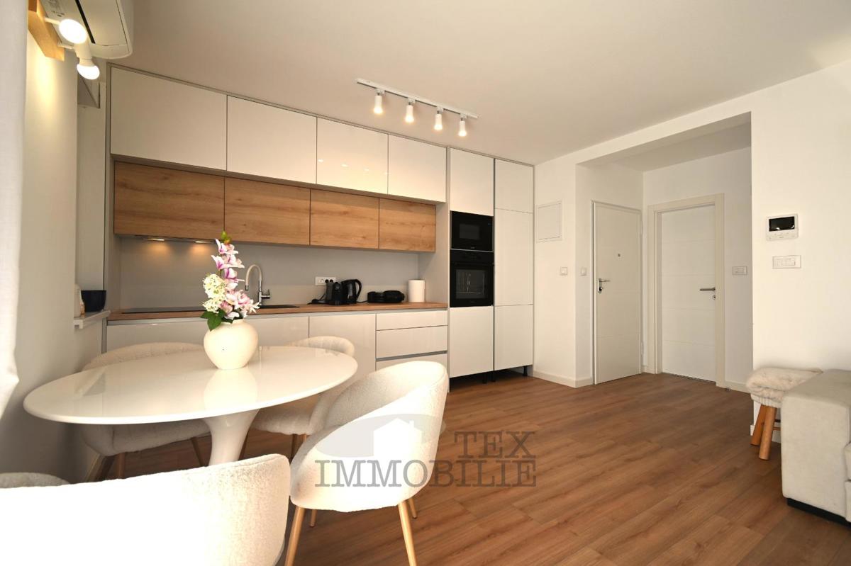 Zona Parenzo, due appartamenti con una camera da letto con vista mare