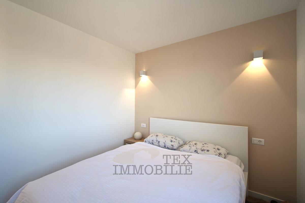 Zona Parenzo, due appartamenti con una camera da letto con vista mare