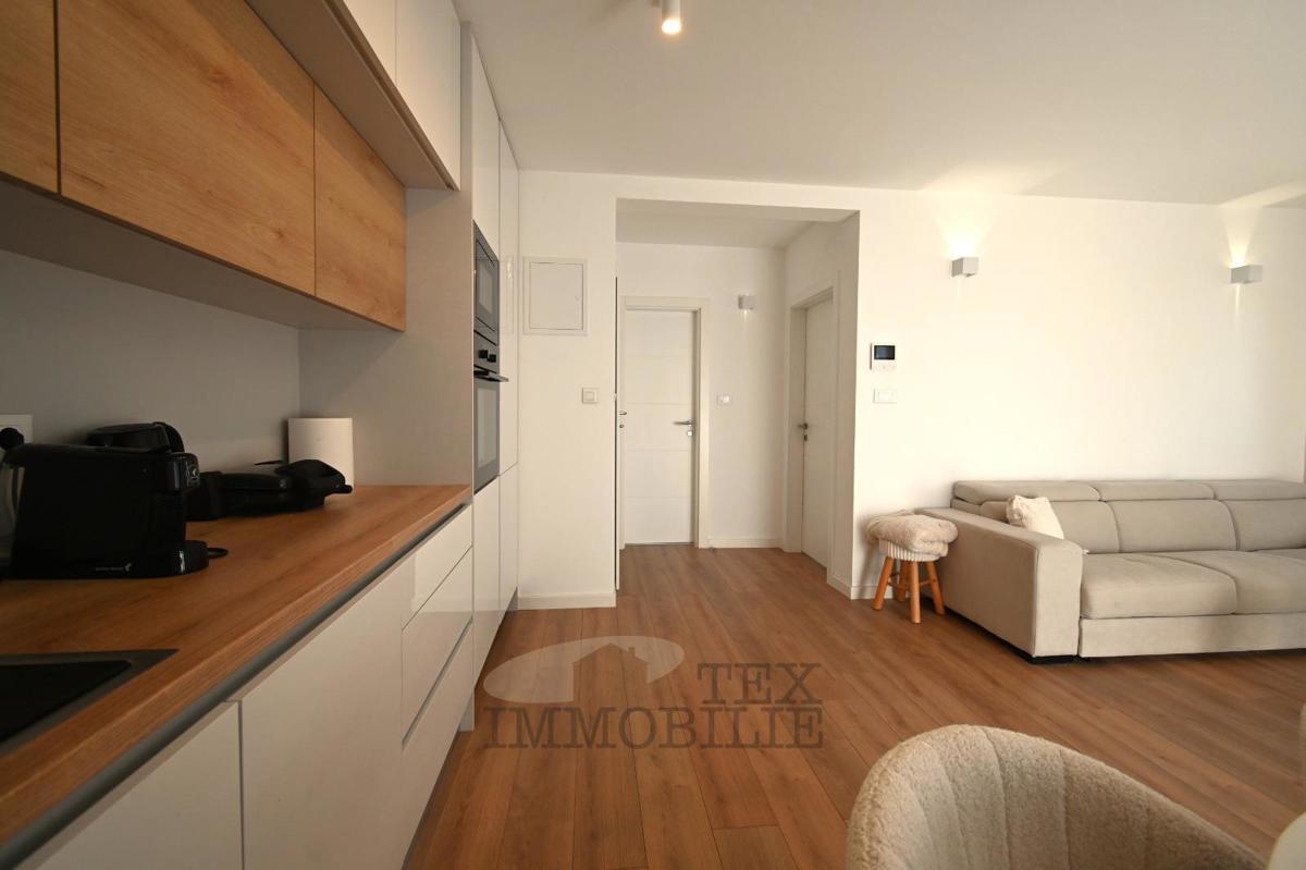 Zona Parenzo, due appartamenti con una camera da letto con vista mare