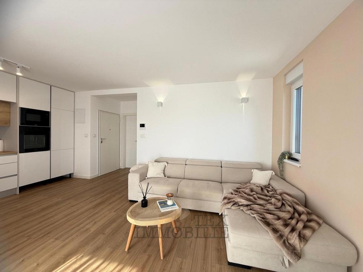 Zona Parenzo, due appartamenti con una camera da letto con vista mare