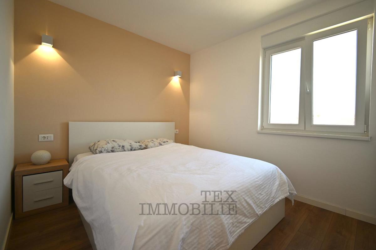 Zona Parenzo, due appartamenti con una camera da letto con vista mare