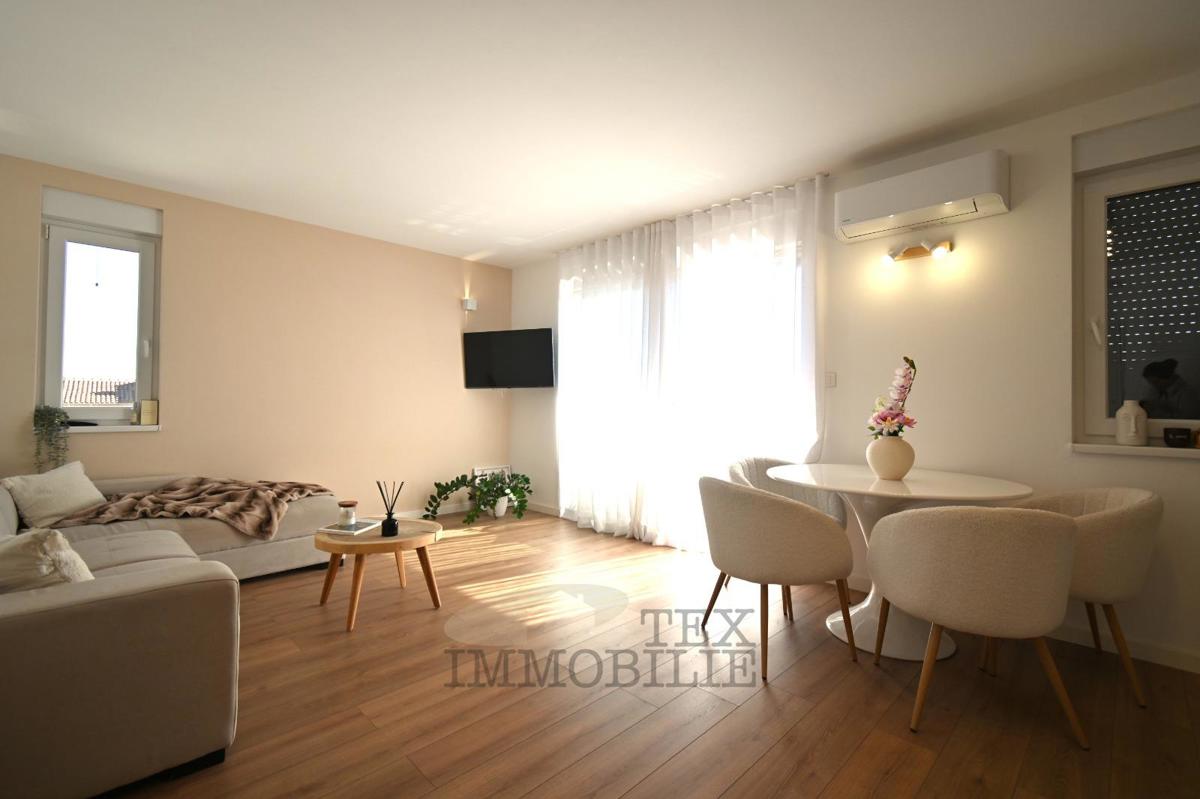 Zona Parenzo, due appartamenti con una camera da letto con vista mare