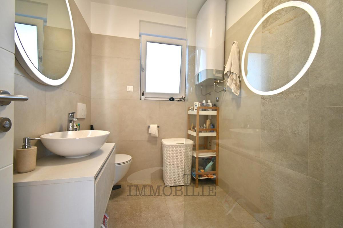 Zona Parenzo, due appartamenti con una camera da letto con vista mare