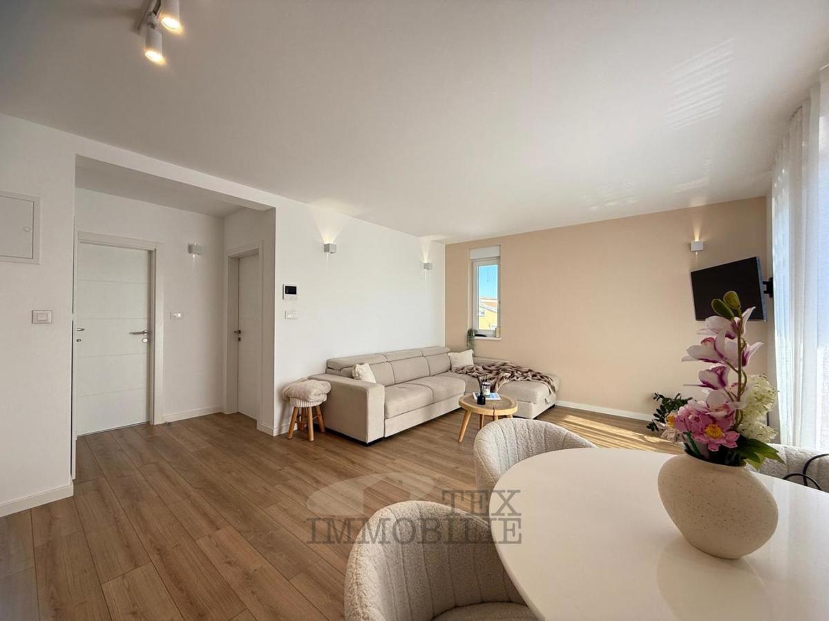 Zona Parenzo, due appartamenti con una camera da letto con vista mare