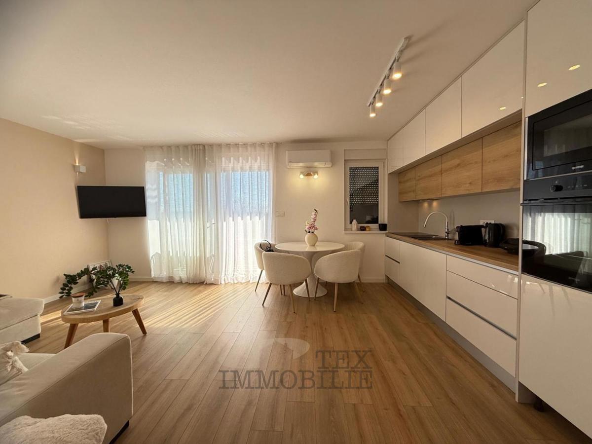 Zona Parenzo, due appartamenti con una camera da letto con vista mare