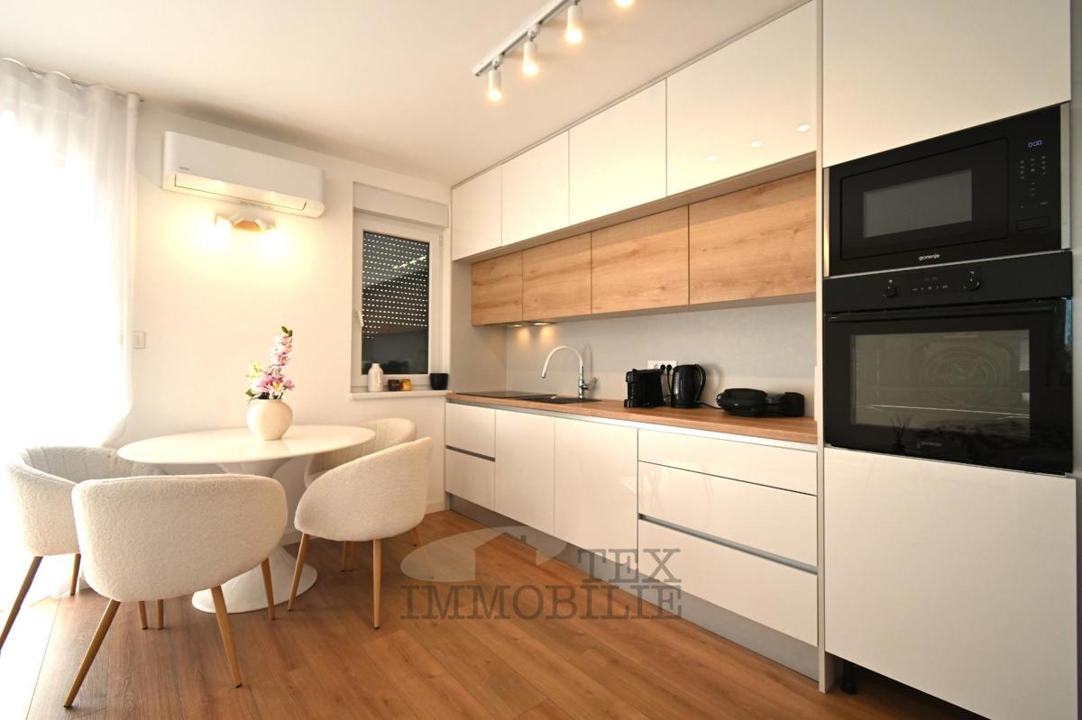 Zona Parenzo, due appartamenti con una camera da letto con vista mare