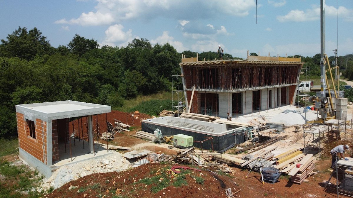 Parenzo, casa con piscina in costruzione