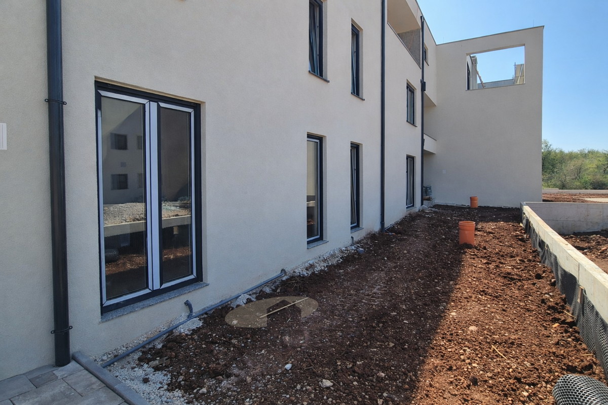 Appartamento con giardino e tre camere - B