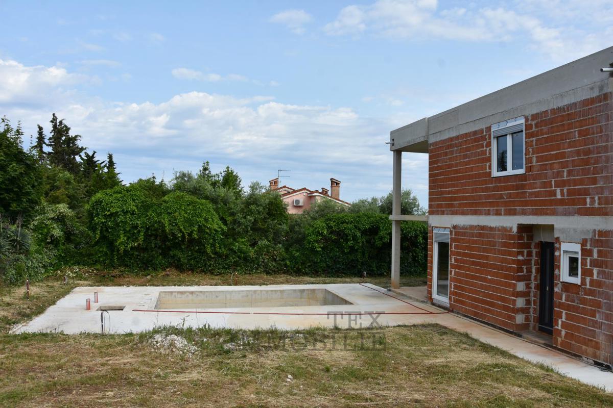 Porec, casa bifamiliare in un'ottima posizione, 129m2