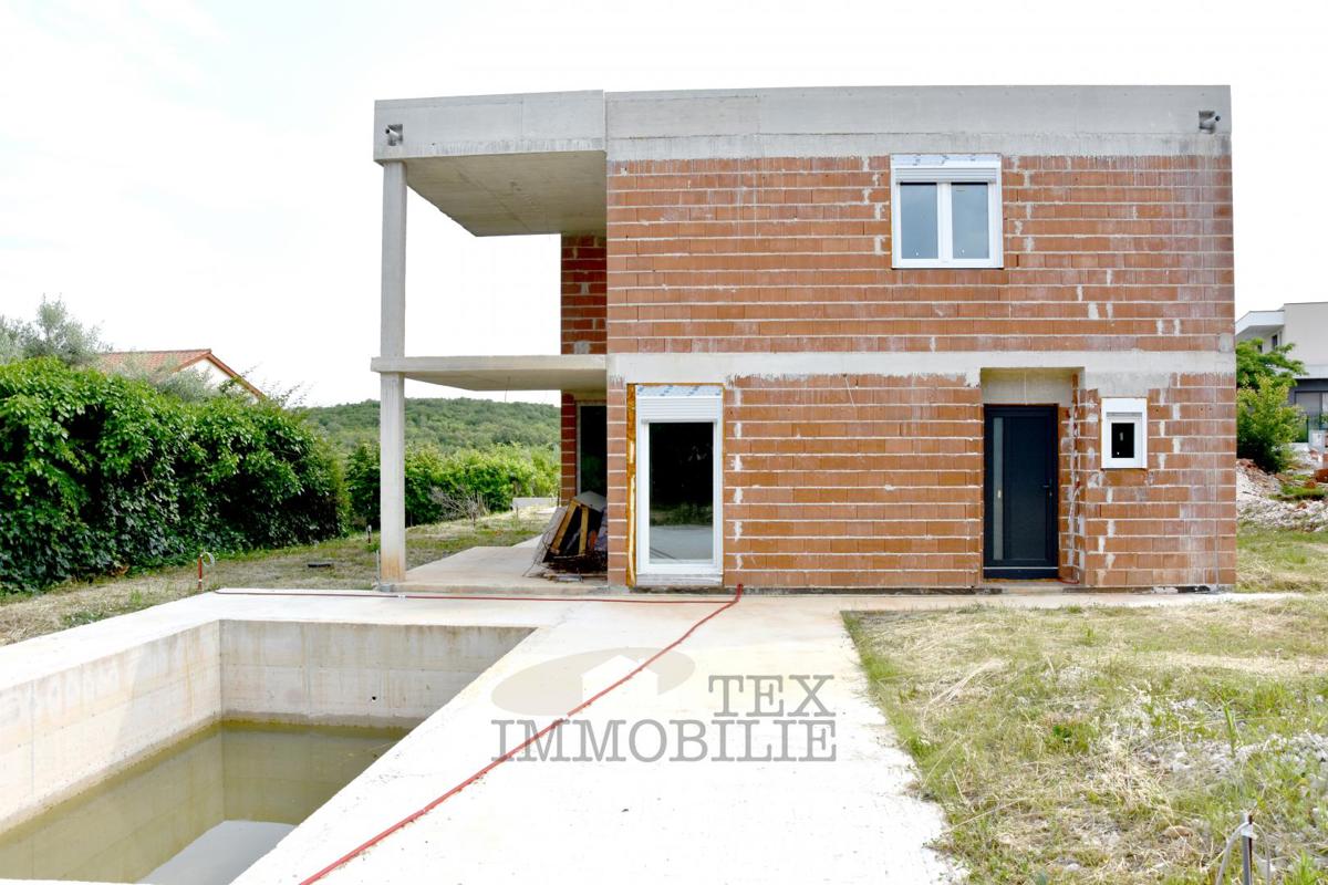 Porec, casa bifamiliare in un'ottima posizione, 129m2