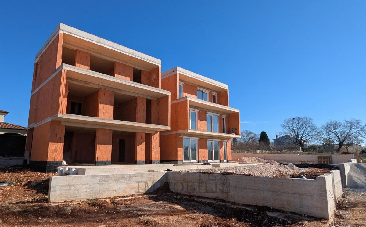 Parenzo – Casa bifamiliare allo stato grezzo con piscina, situata a 8 km dal mare