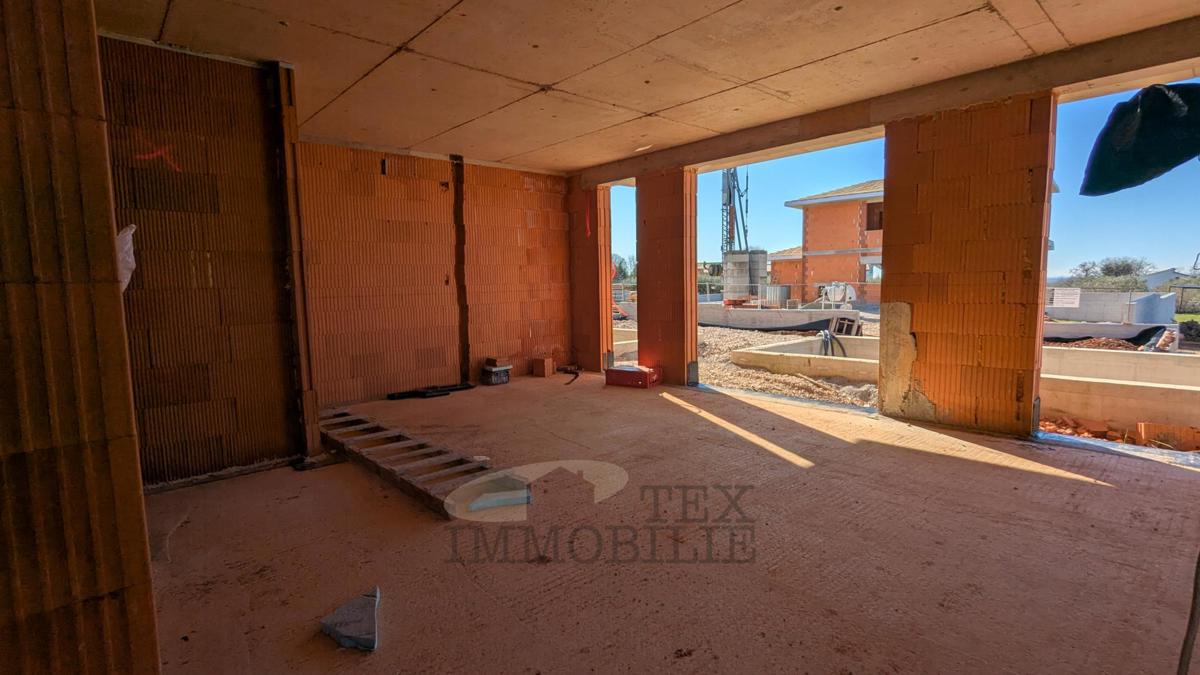 Parenzo – Casa bifamiliare allo stato grezzo con piscina, situata a 8 km dal mare