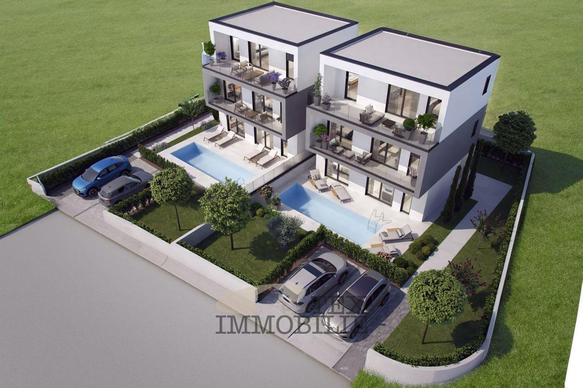 Parenzo – Casa bifamiliare allo stato grezzo con piscina, situata a 8 km dal mare