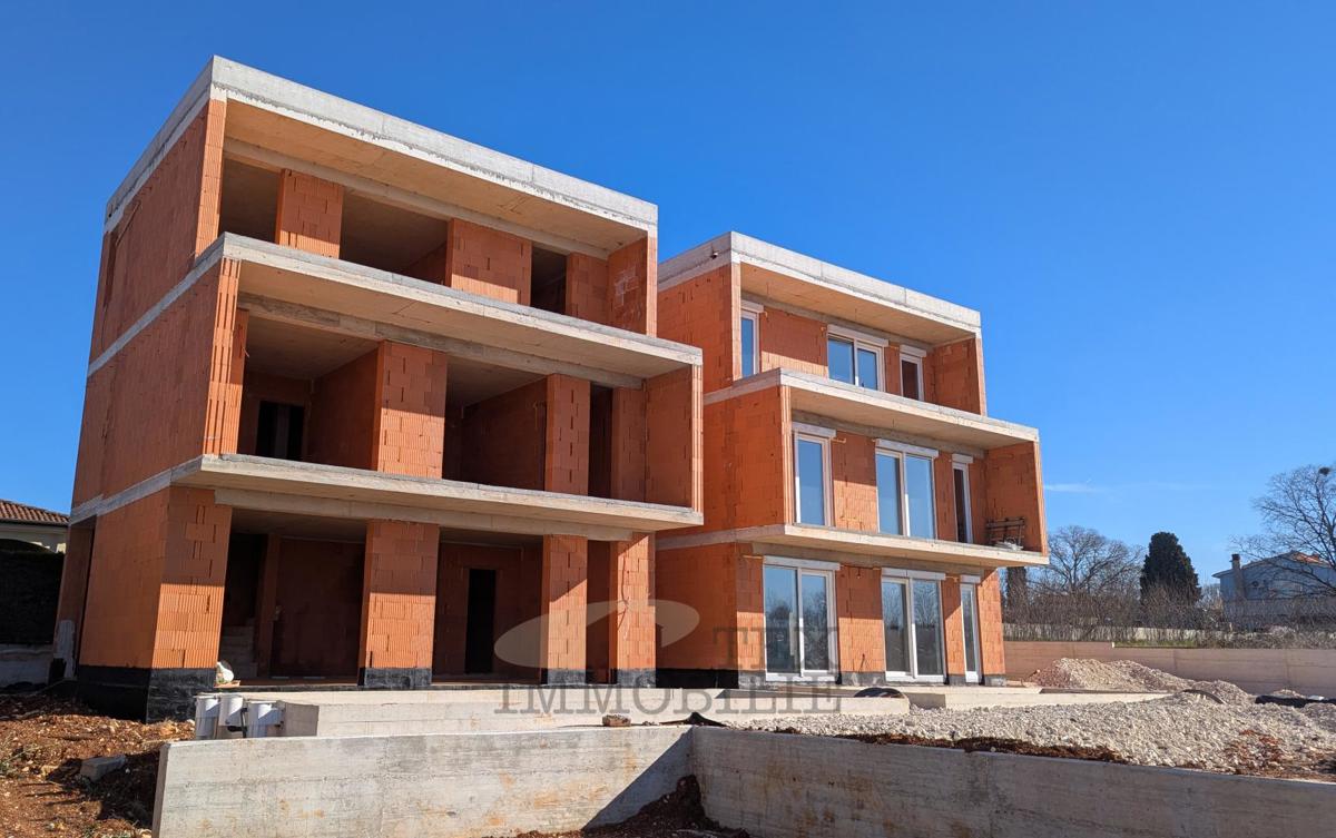 Parenzo – Casa bifamiliare allo stato grezzo con piscina, situata a 8 km dal mare