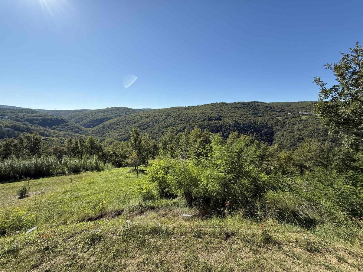 Terreno edificabile con vista su Motovun