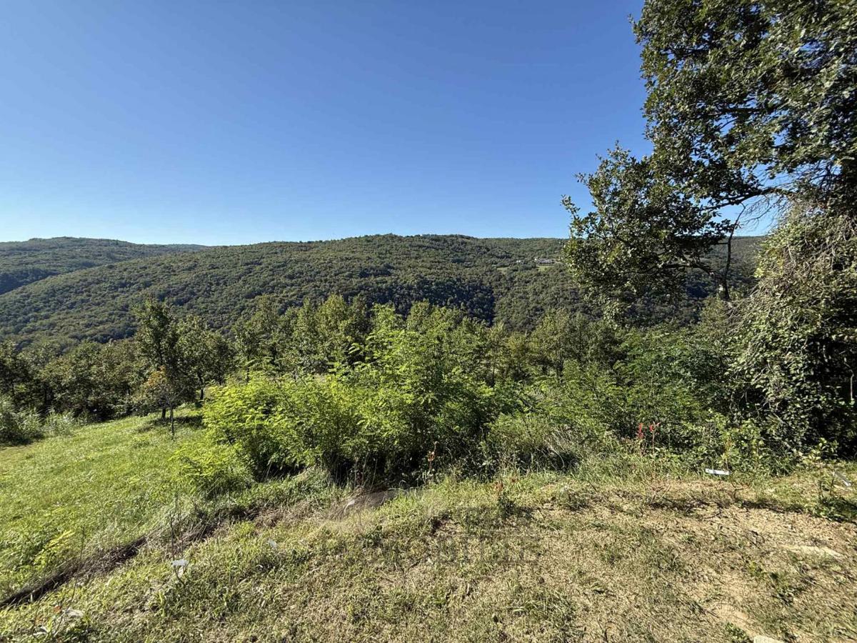 Terreno edificabile con vista su Motovun