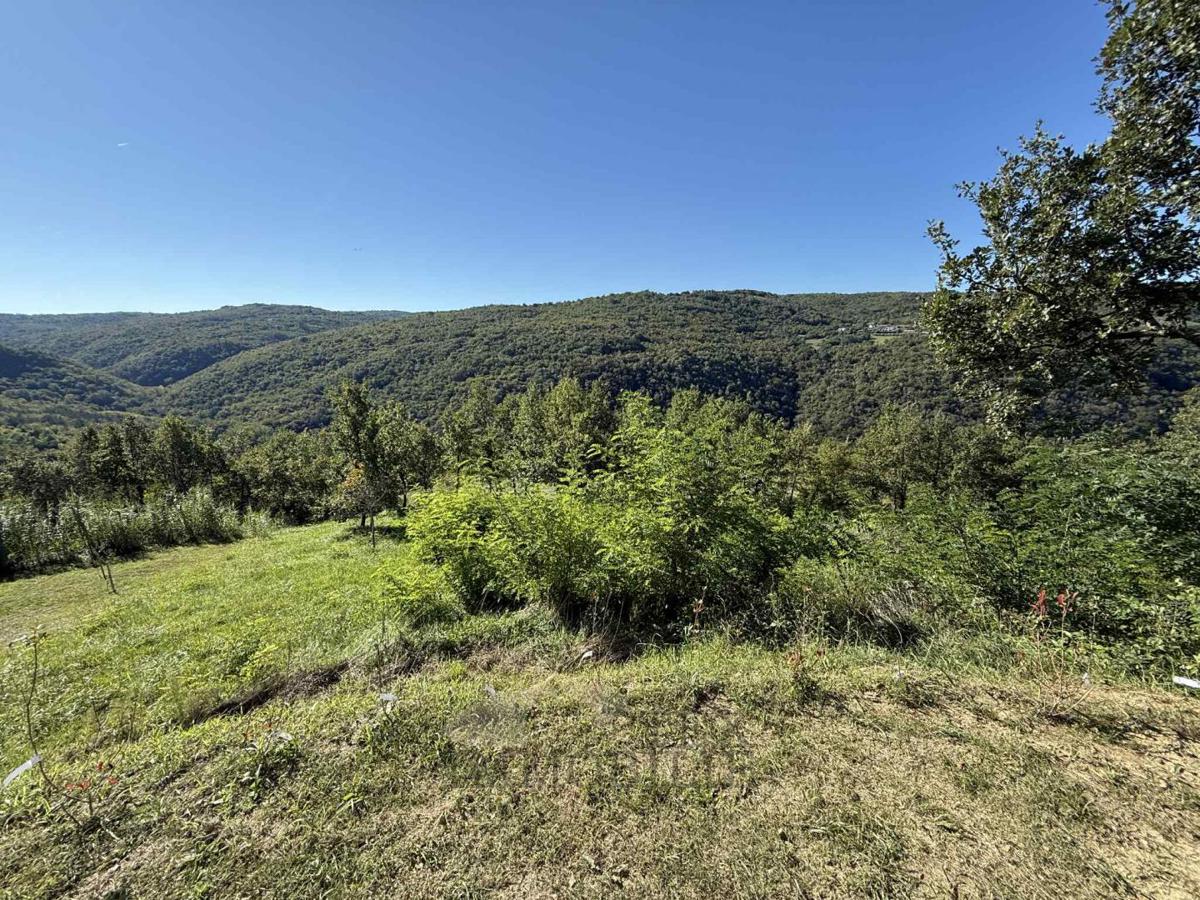 Terreno edificabile con vista su Motovun