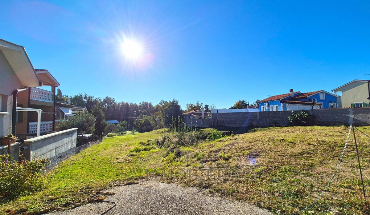 Terreno edificabile con permesso di costruzione – 918 m², a 8 km da Poreč