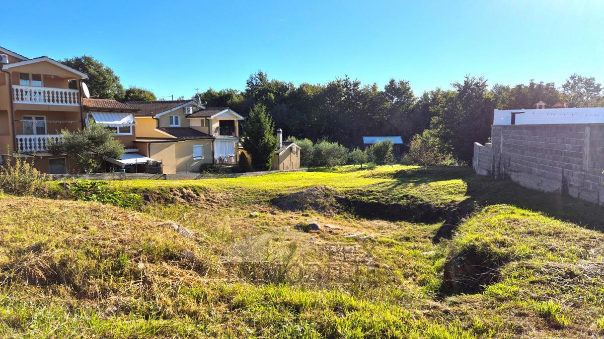 Terreno edificabile con permesso di costruzione – 918 m², a 8 km da Poreč