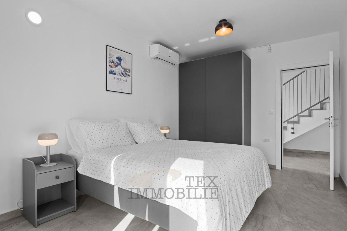 Casa bifamiliare moderna a Parenzo – a 2,5 km dal mare