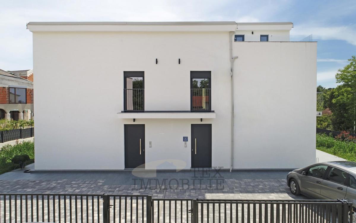 Casa bifamiliare moderna a Parenzo – a 2,5 km dal mare