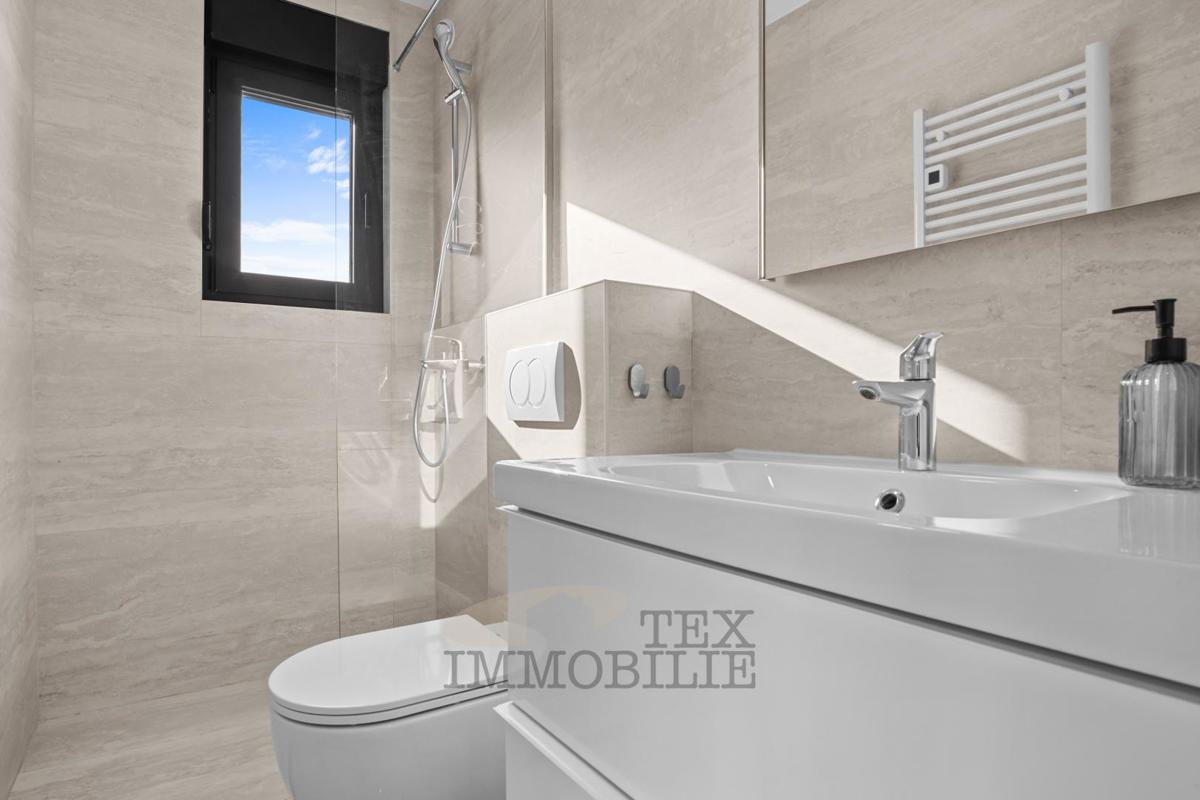 Casa bifamiliare moderna a Parenzo – a 2,5 km dal mare