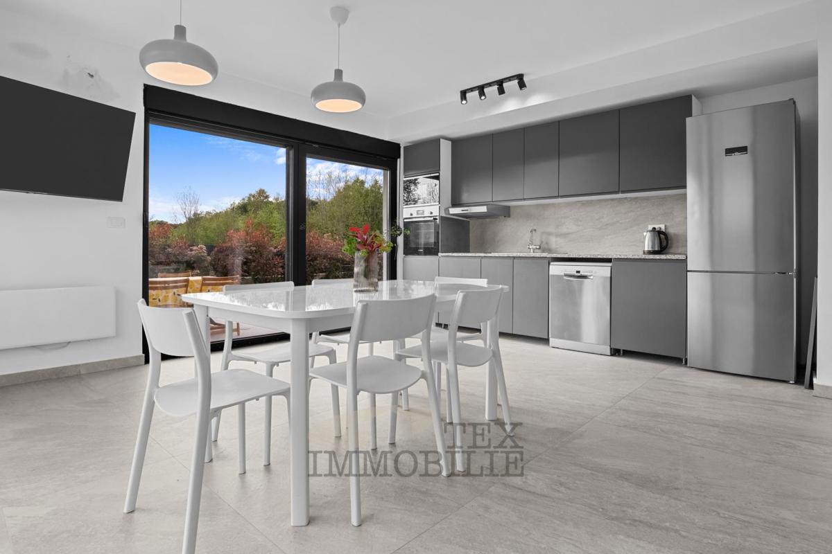 Casa bifamiliare moderna a Parenzo – a 2,5 km dal mare