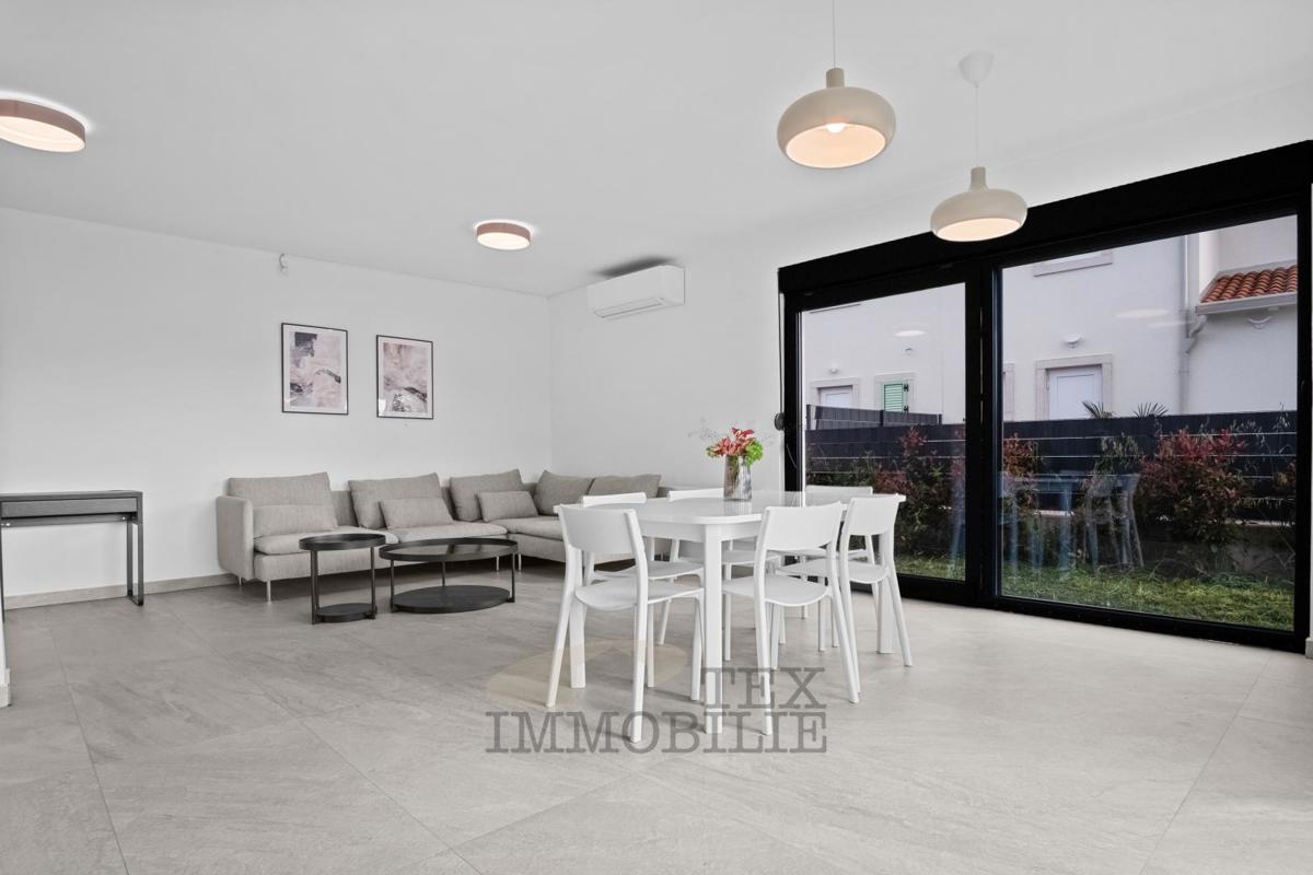 Casa bifamiliare moderna a Parenzo – a 2,5 km dal mare