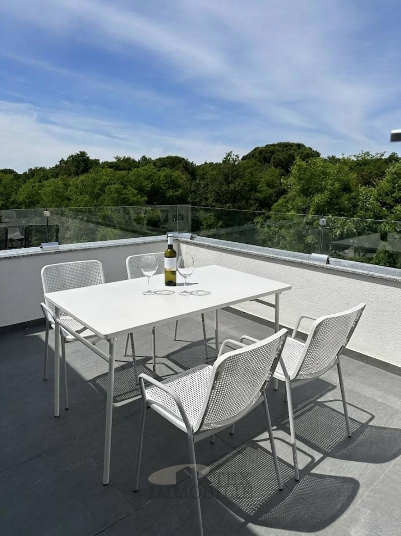 Casa bifamiliare moderna a Parenzo – a 2,5 km dal mare