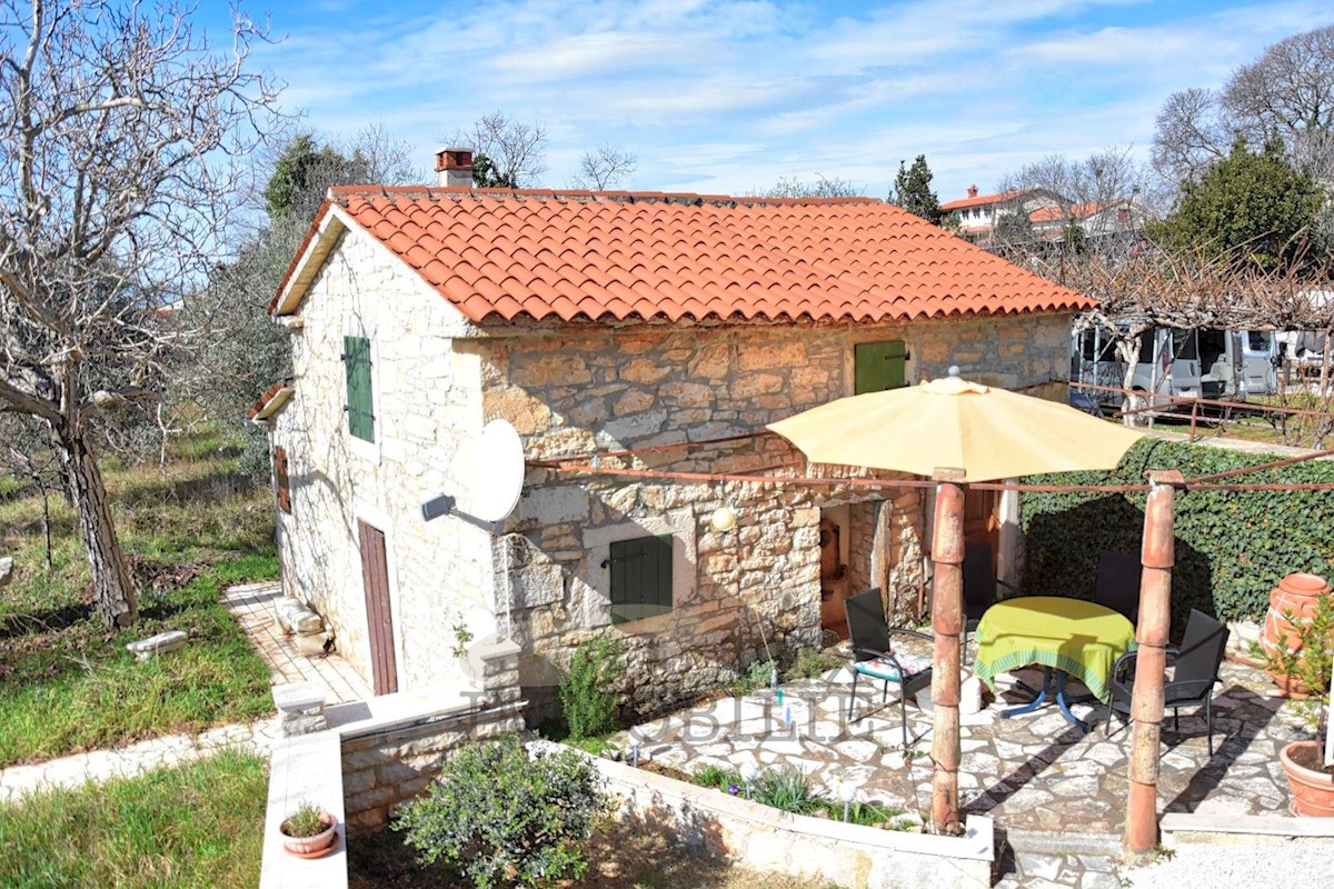 Casa in pietra nelle vicinanze di Parenzo con vista sul mare