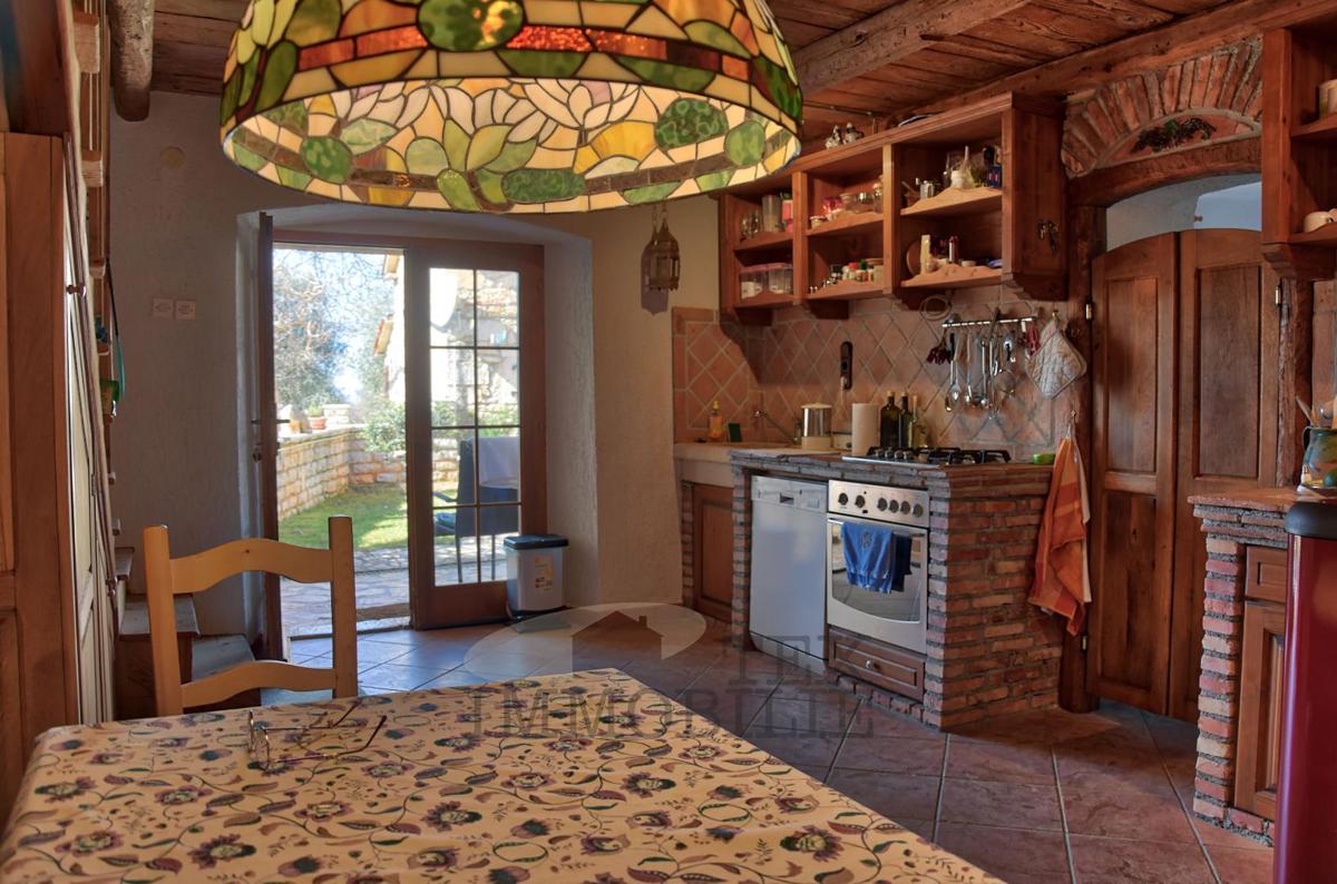 Casa in pietra nelle vicinanze di Parenzo con vista sul mare