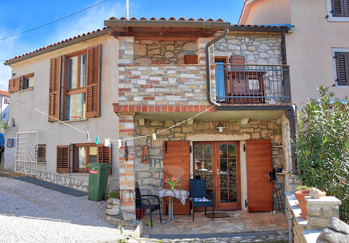 Casa in pietra nelle vicinanze di Parenzo con vista sul mare