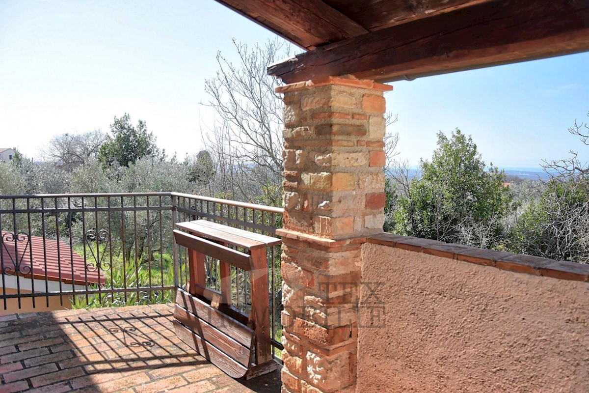 Casa in pietra nelle vicinanze di Parenzo con vista sul mare